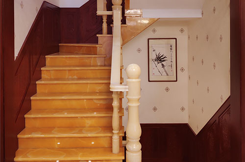 义县中式别墅室内汉白玉石楼梯的定制安装装饰效果