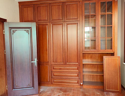 义县中式家庭装修里定制的实木衣柜效果图